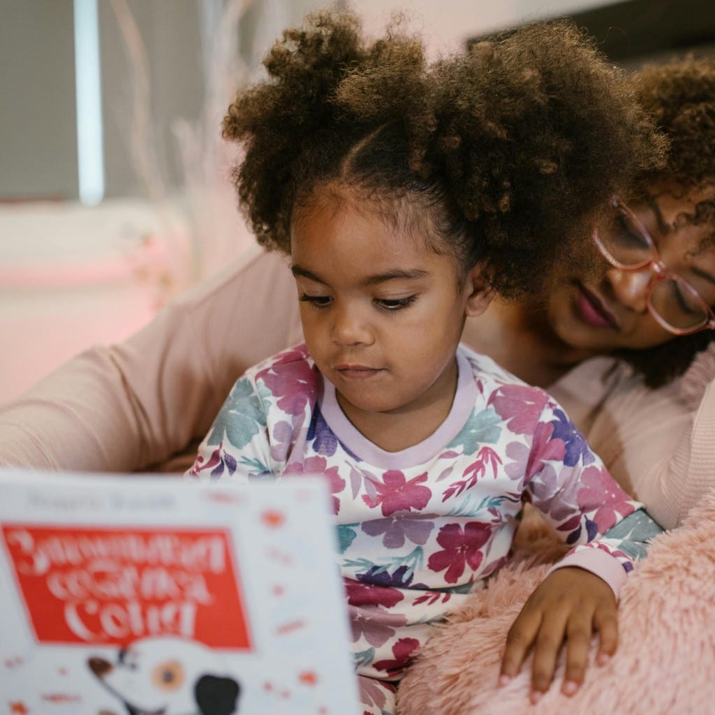 Mamá y niña compartiendo un momento de aprendizaje en casa — 10 minutos al día