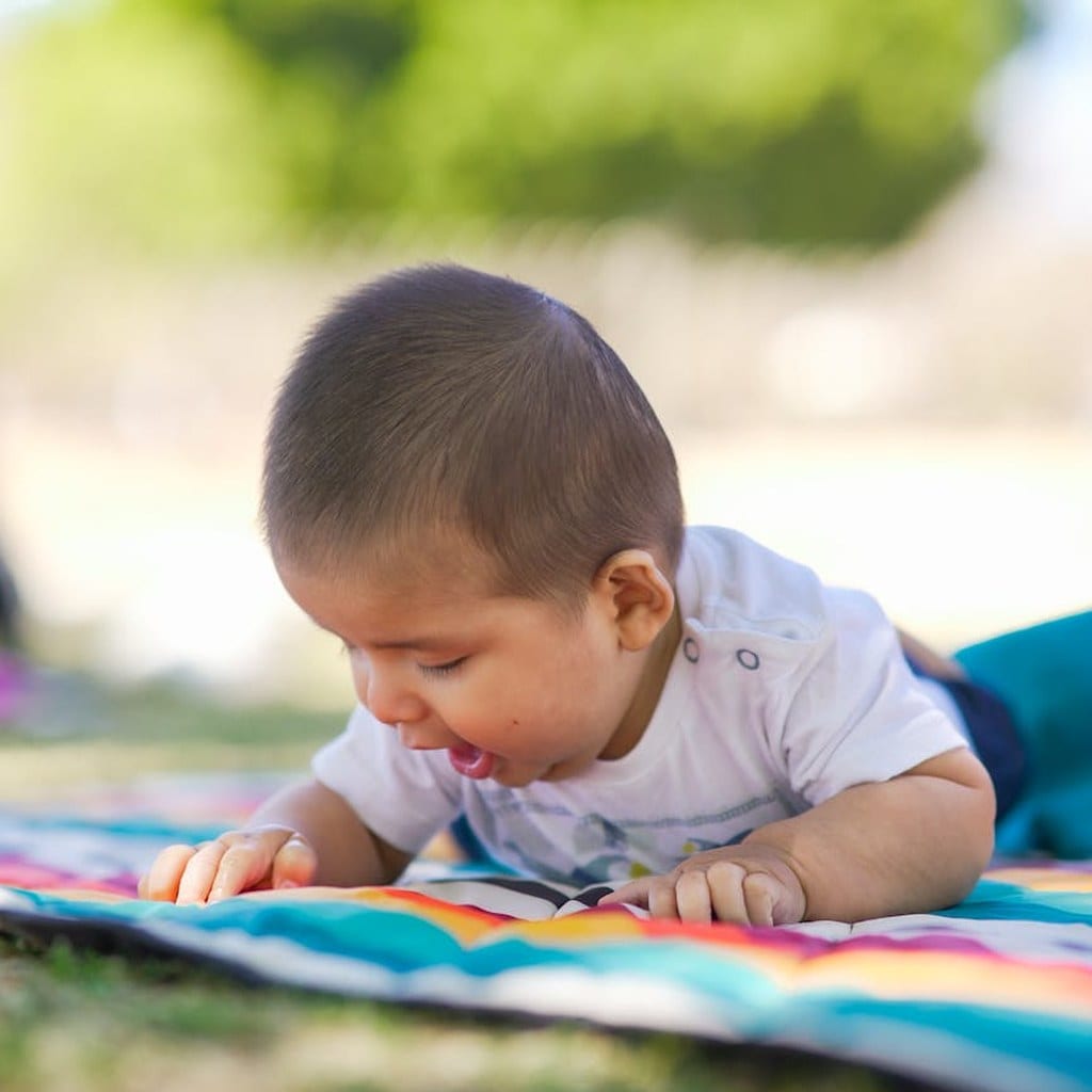 Retrato íntimo de un niño pequeño con mirada de asombro — la ventana crítica del aprendizaje