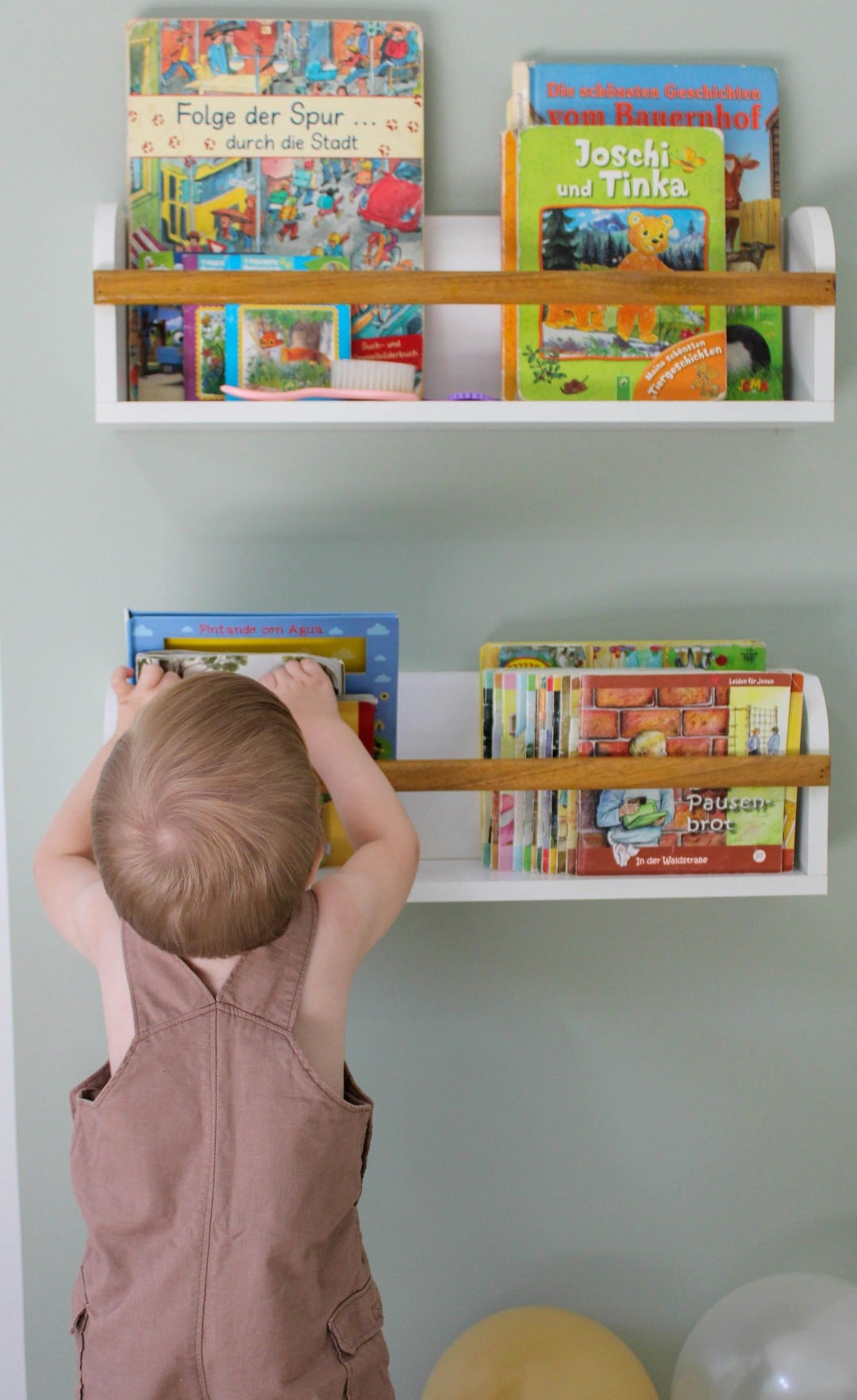 Niño explorando libros de aprendizaje en casa — la ventana de 6 años del cerebro infantil